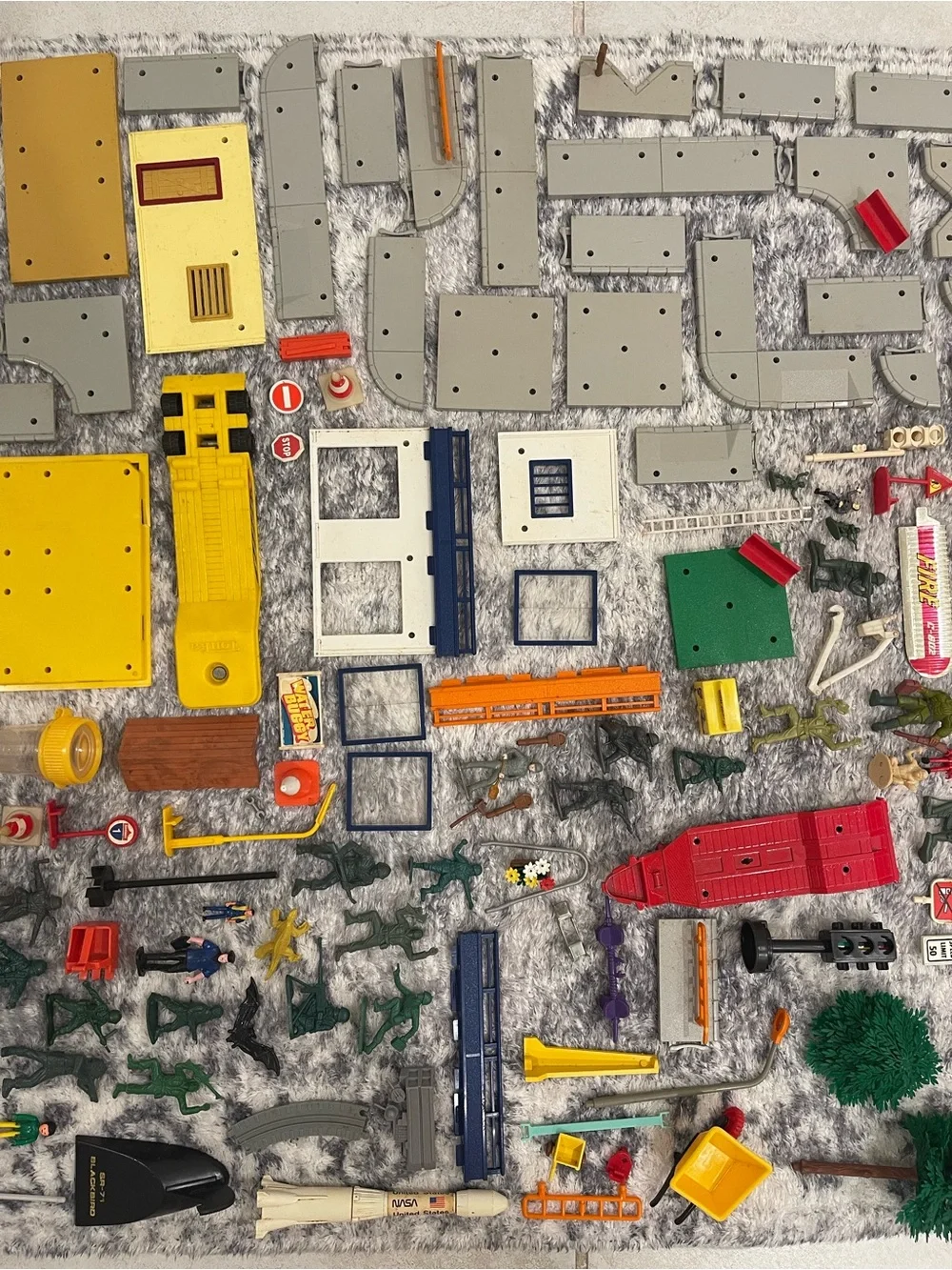 Vintage Mixed Kids Building Blocks Set in Yellow, Gray, Green & Red, Majokits Ex